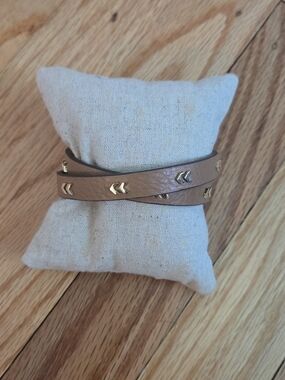 Stella & Dot Tan Leather Wrap Bracelet with Gold Arrow Studs
